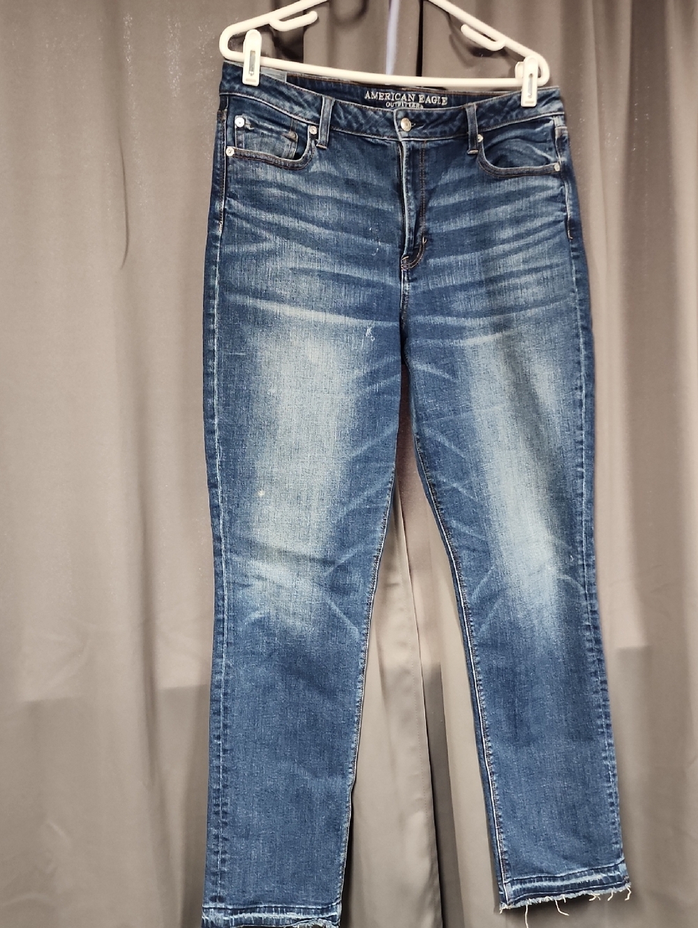 16 American Eagle Outfitters Women's Straight Leg Jeans - Blue Faded Wash
